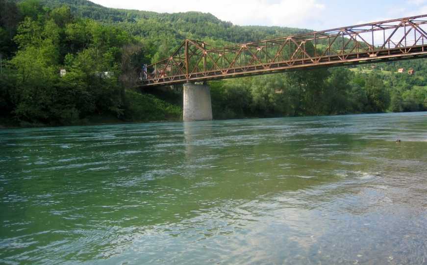 Pronađeno tijelo muškarca koji je nestao u Drini kod Kozluka, za drugim se i dalje traga