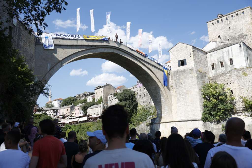 Počeli skokovi sa Starog mosta: Za titulu najboljeg takmiči se 31 skakač