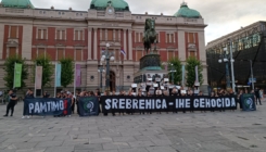 Aktivisti iz Srbije u centru Beograda razvili transparent: Srebrenica - ime genocida