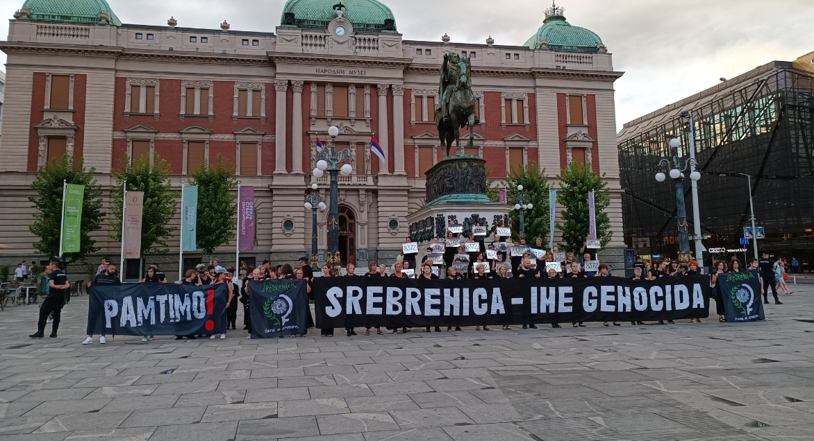 Aktivisti iz Srbije u centru Beograda razvili transparent: Srebrenica - ime genocida