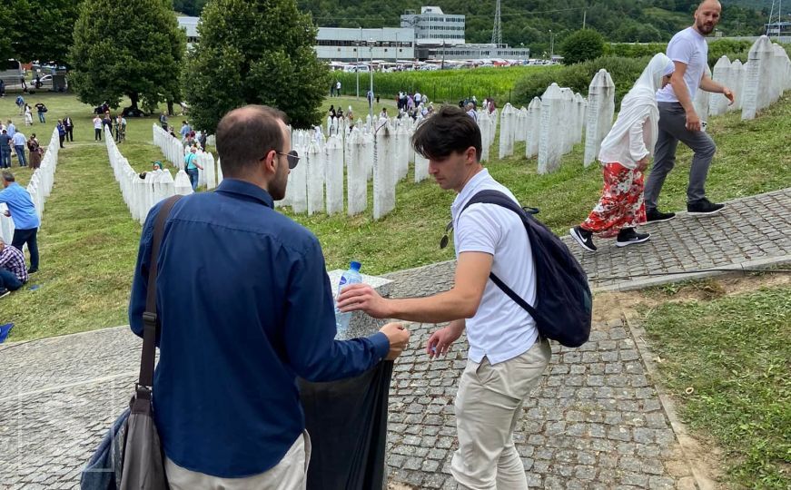 Lijep gest sarajevskih studenata: Nakon dženaze i obavljenog ukopa, očistili Memorijalni centar Srebrenica – Potočari