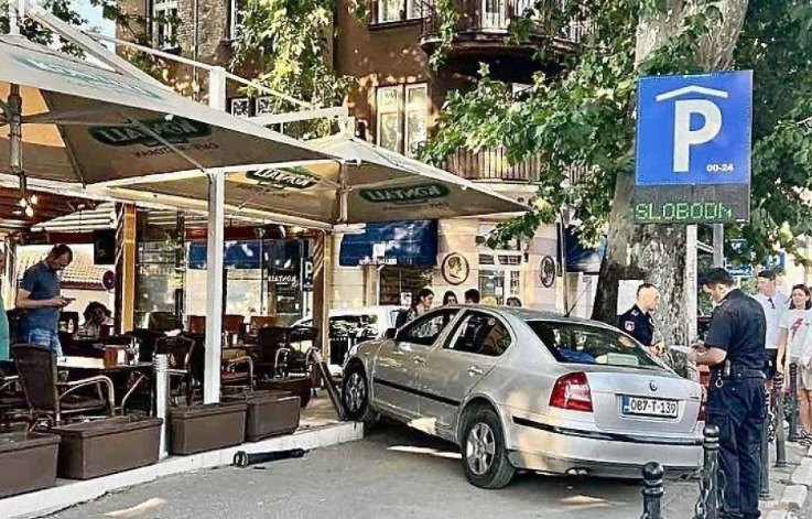 Nesreća u Sarajevu: Automobilom se zabio u baštu kafića na Baščaršiji, jedna osoba povrijeđena