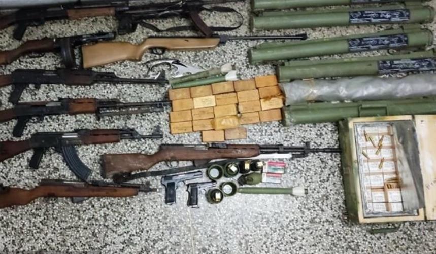 Policijska akcija "Kalibar": U kući i vozilu pronađen arsenal oružja, zaplijenjene i zolje