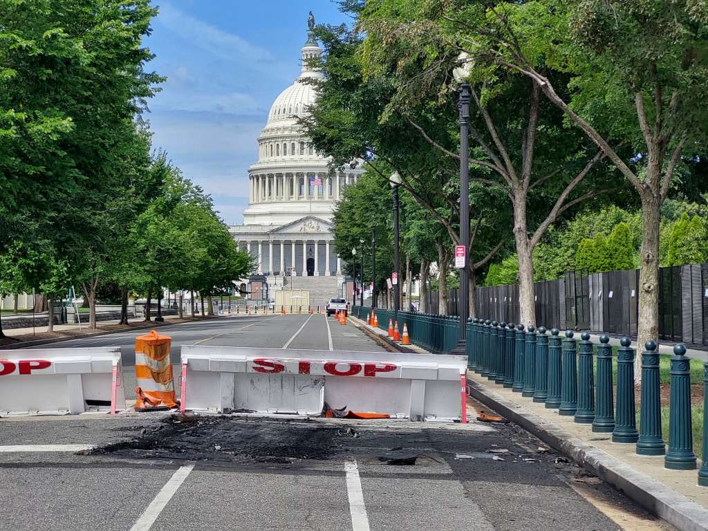 Muškarac se ubio nakon što je provalio barijeru američkog Capitola