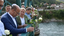 Stotine ruža pušteno niz Drinu povodom godišnjice zločina nad Bošnjacima u Foči