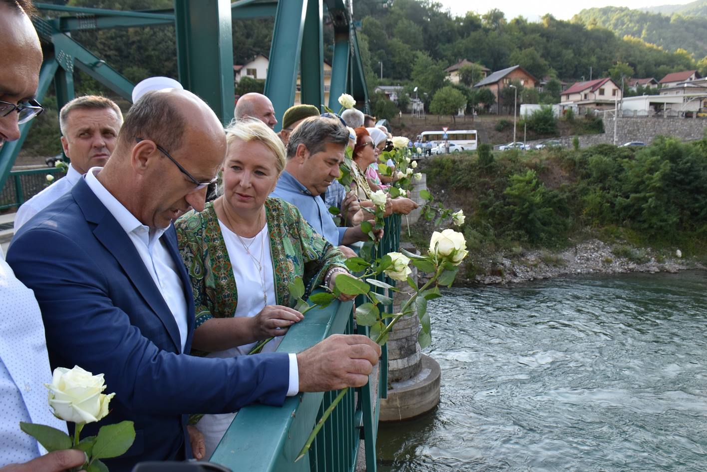 Stotine ruža pušteno niz Drinu povodom godišnjice zločina nad Bošnjacima u Foči