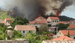 Požar na Hvaru: Jedan je čovjek poginuo, vatra je blizu kuća, na terenu su i kanaderi