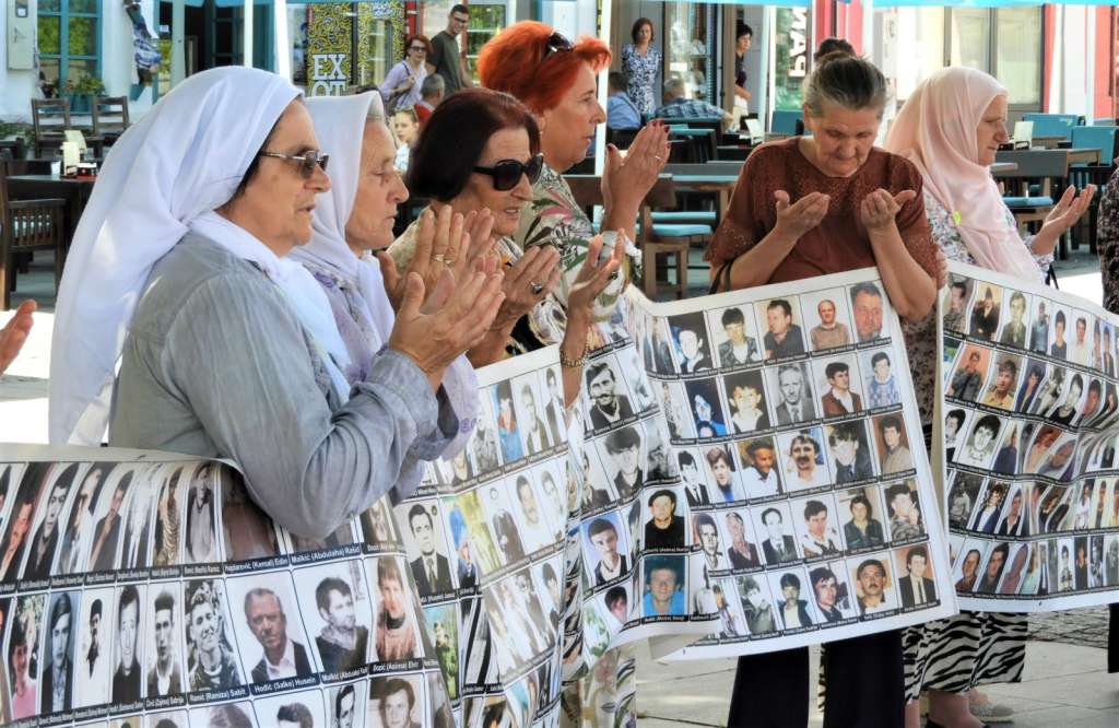 Mirno okupljanje majki Srebrenice na Trgu slobode u Tuzli