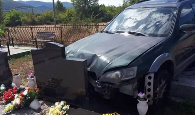 Automobilom uletio u groblje: 'Pokosio je spomenike'