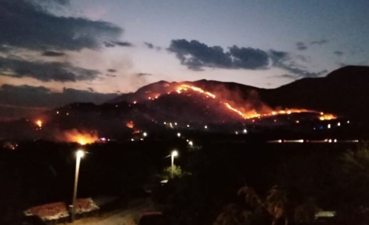 Požar kod Neuma još nije stavljen pod kontrolu, vjetar otežava gašenje požara