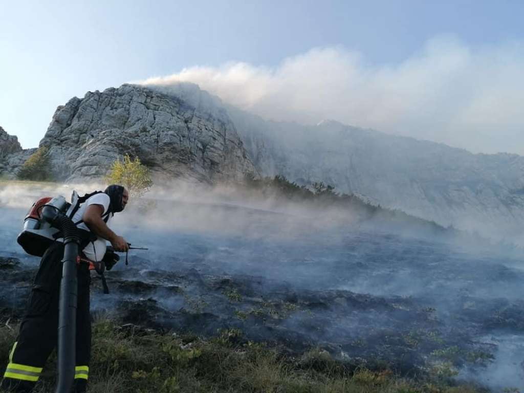 Situacija na požarištima u Neumu i Konjicu stabilna