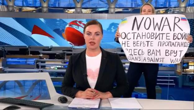 Ruska novinarka koja je držala transparent u programu uživo možda ide u zatvor