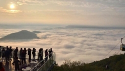 Terasa na koju ljudi dolaze kako bi se osjećali kao da hodaju po moru oblaka