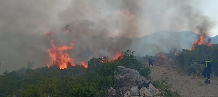 Veliki požar u Neumu proširio se na selo Hutovo, gasi ga helikopter OS BiH