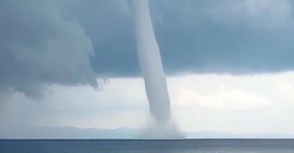 Turiste u Grčkoj prestravio tornado tokom kupanja: “Izgleda kao čudovište”