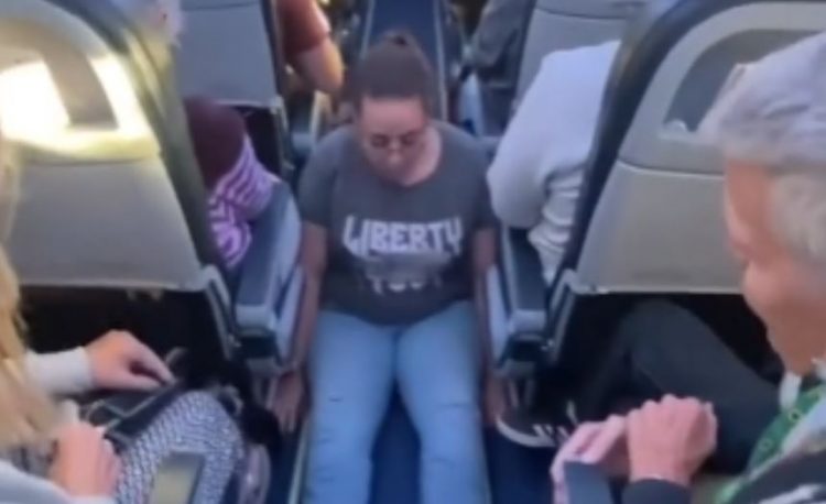 Žena sa invaliditetom u avionu morala puzati kako bi došla do WC-a