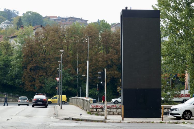 Veliki reklamni pano osvanuo u centru Sarajeva, građani neprijatno iznenađeni