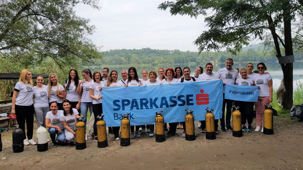 Ronioci i volonteri Sparkassse Banke čistili jezero Kop u Šićkom Brodu