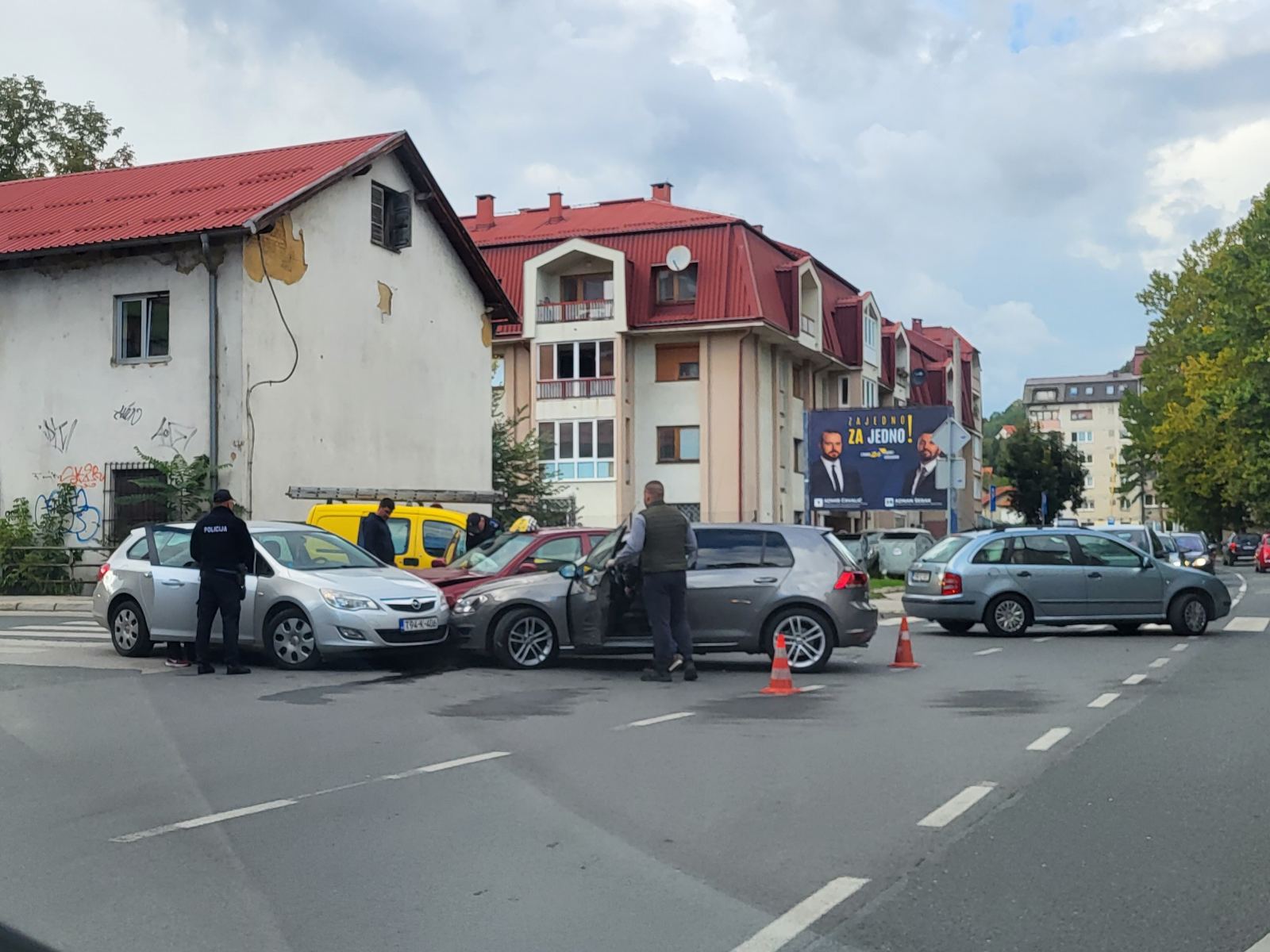 Tuzla: U saobraćajnoj nezgodi učestvovala tri vozila, jedna osoba zadobila teške tjelesne povrede