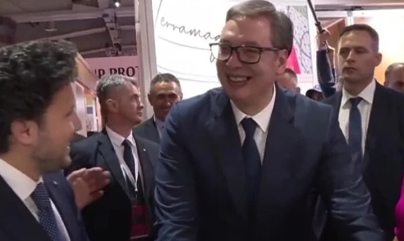 Abazović vicem nasmijao pripitog Vučića: Znaš li po čemu je karakterističan crnogorski štand?