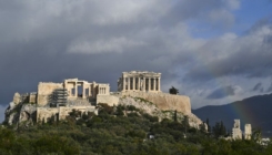 Turistkinja poginula nakon pada sa litice na Akropolju u Atini
