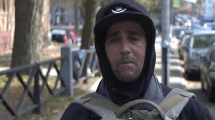 Beskućnik pronašao novac milionerke na ulici i vratio ga vlasnici