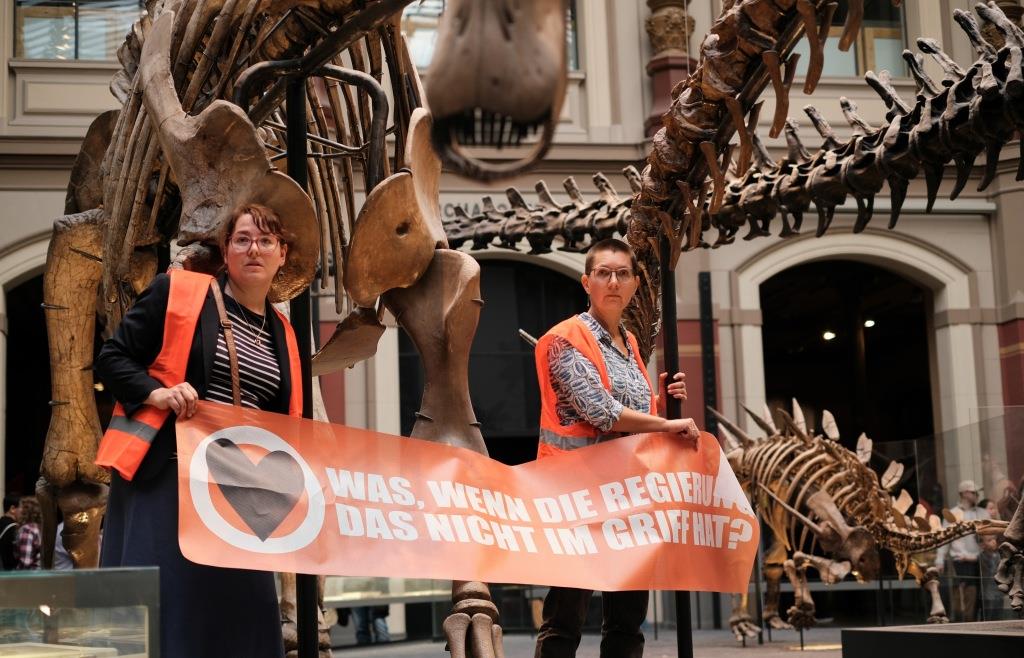 Njemačka: U znak protesta ekoaktivistkinje se zalijepile za skelet dinosaurusa