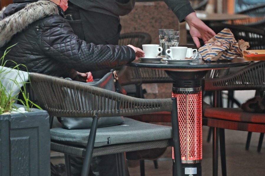Zagrebački kafić dodatno naplaćuje sjedenje pod grijalicama