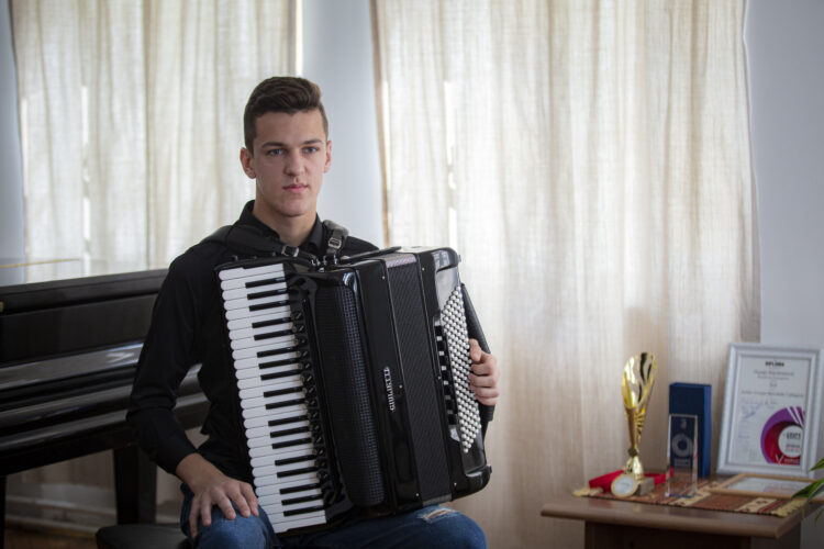 Husejn Bajraktarević jedan od najboljih mladih harmonikaša u svijetu