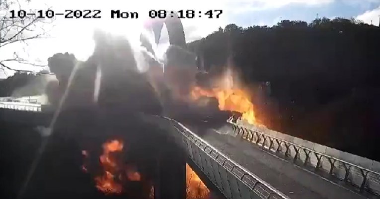 Širi se snimak: Čovjek šeta mostom u Kijevu, a onda se dogodi eksplozija