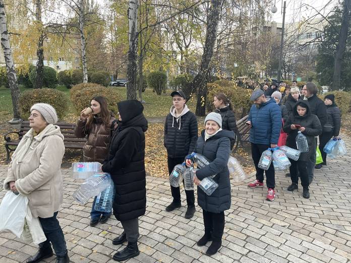 Građani Kijeva čekaju u redovima za vodu nakon ruskih raketnih udara