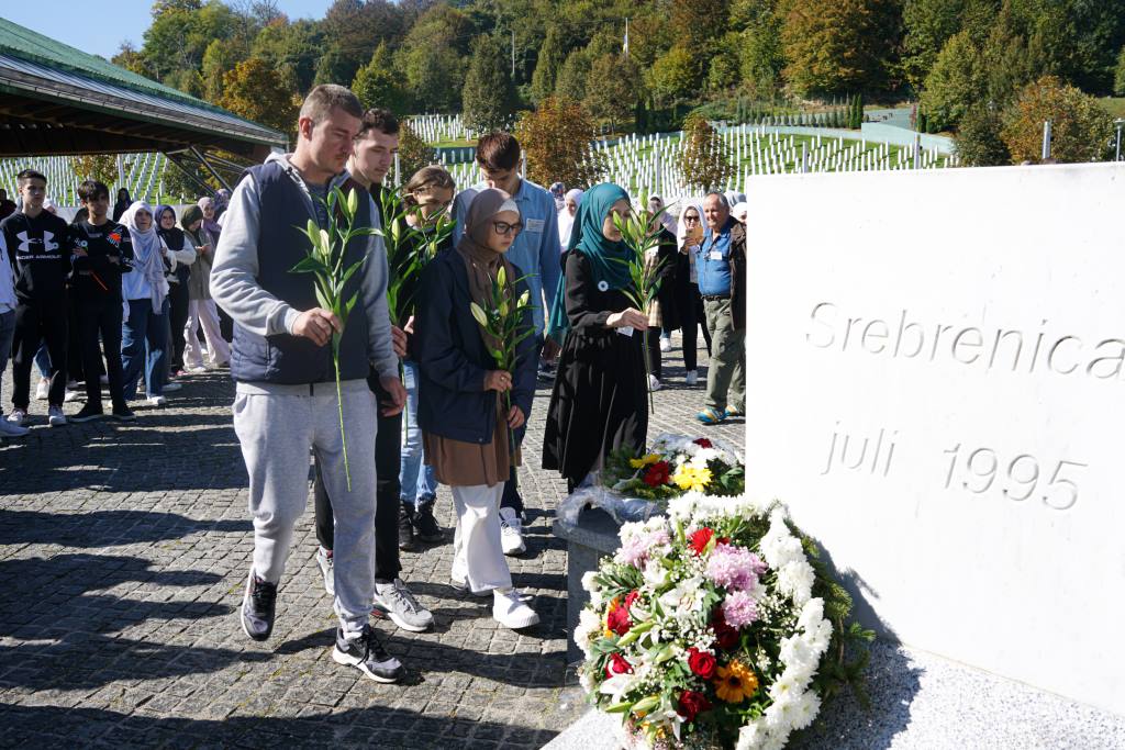 Konvoj mladih Bošnjaka i njihovih prijatelja iz Hrvatske posjetili MC Srebrenica: "Da se nikad ne zaboravi"