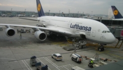 Drama na aerodromu u Frankfurtu: Sudario se avion Lufthanse i vozilo za catering