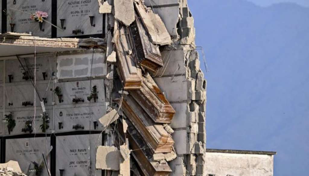 U Napulju se urušilo groblje, kovčezi visili sa oštećenih zidova kripte