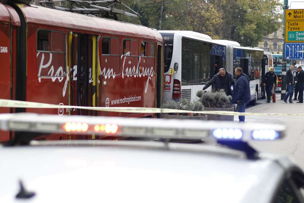 U sudaru autobusa i tramvaja kod zgrade Predsjedništva BiH povrijeđene četiri osobe