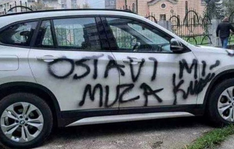 Bijesna žena na automobilu u Priboju napisala: "Ostavi mi muža, ku*vo"