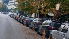 Fotografija iz Tuzle postala viralna: Automobili blokirani "kandžama" izazvali brojne reakcije