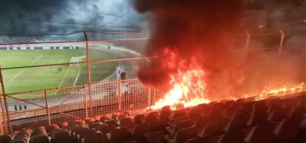 Navijači Veleža zapalili dio tribine na stadionu Pod Bijelim brijegom