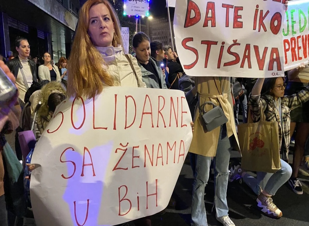 Beograđanke sa protesta protiv Informera poslale poruku solidarnosti sa ženama u BiH