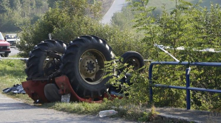 Kalesija: Traktorista povrijeđen uslijed slijetanja s puta