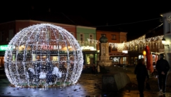 Nastavlja se novogodišnje ukrašavanje Tuzle: Na Trgu slobode postavljena svjetleća zimska kupola