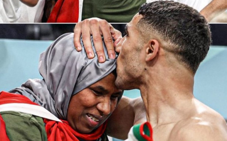 Emotivan trenutak: Dok su Marokanci slavili pobjedu, Hakimi otrčao u zagrljaj majci