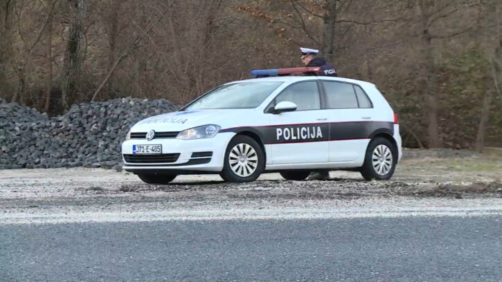 Slučaj u BiH: Prije policijske kontrole dvojac iz auta izbacio pola kilograma speeda