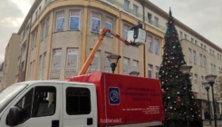 Tuzla: Nakon Trga Slobode, novogodišnja jelka postavljena i na Korzu