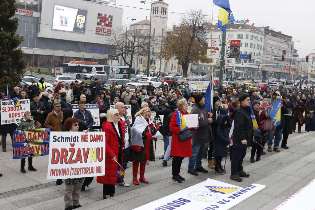 Održani mirni protesti na Trgu BiH pod nazivom "Ne damo državu BiH“