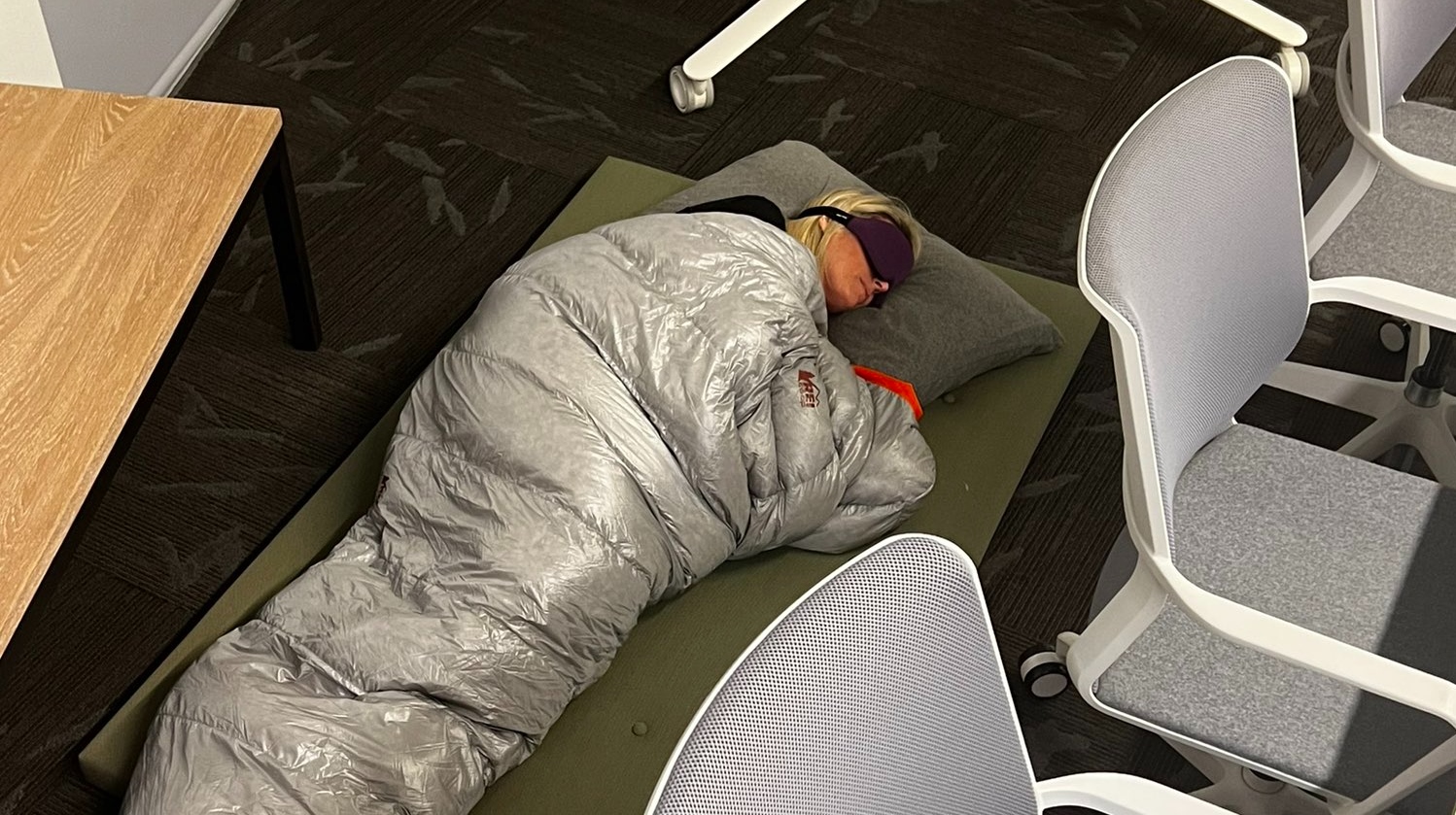 Fotografija iz ureda direktorice Twittera postala viralna: Otkad je Musk vlasnik, spava se na poslu