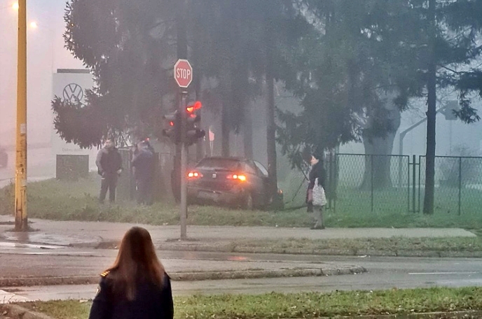 Saobraćajna nezgoda u Tuzli: Vozilo sletilo sa ceste pa udarilo u školsku ogradu