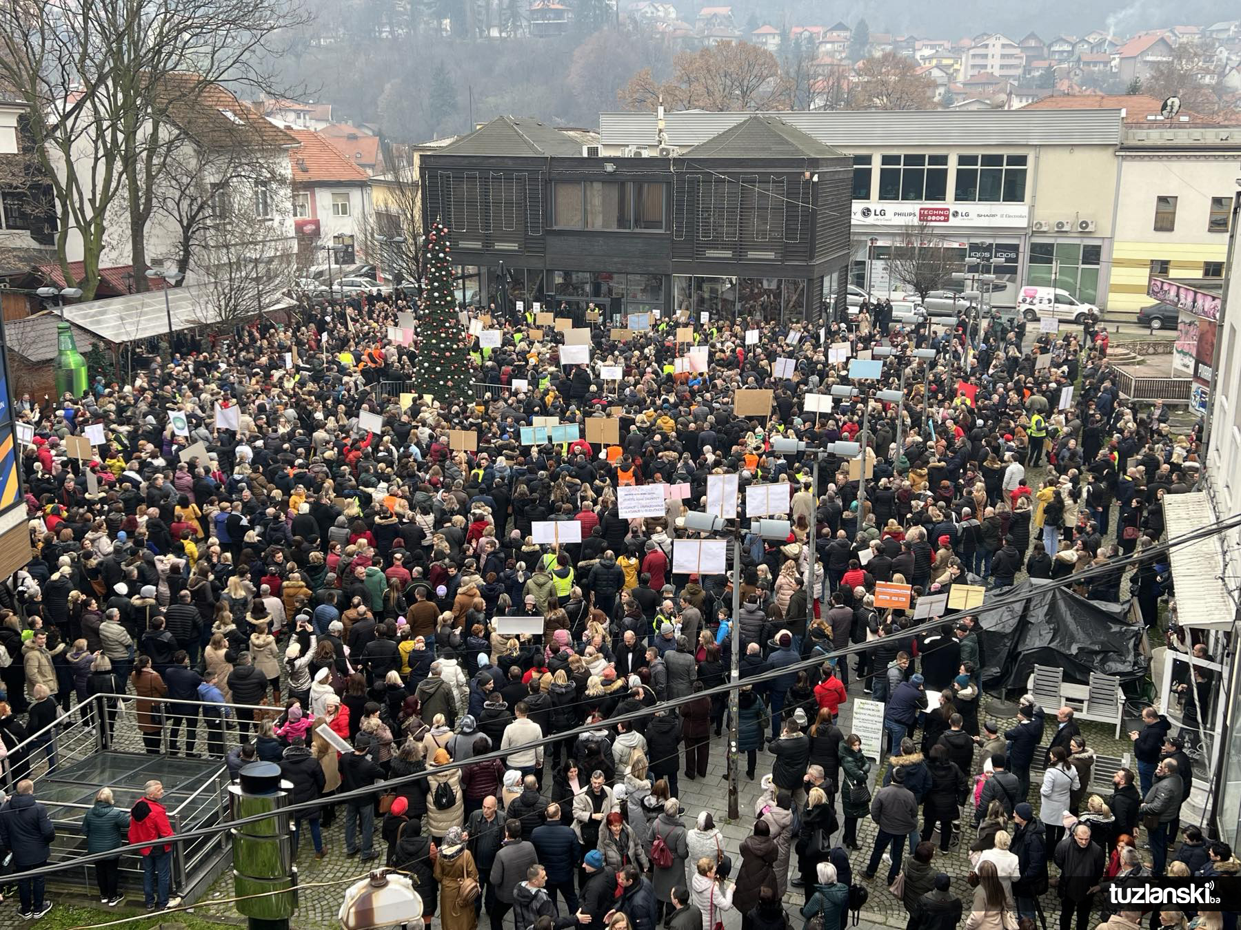 Protest budžetskih korisnika u TK, traže veće plate i jednokratnu pomoć