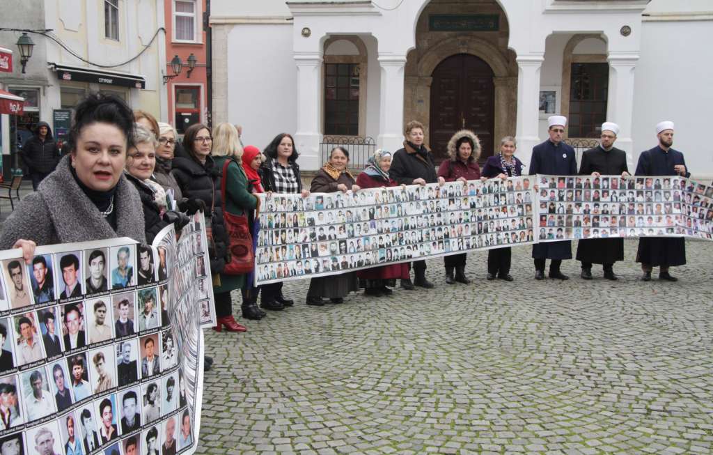 U Tuzli i ovog 11. u mjesecu održano mirno okupljanje majki i žena Srebrenice