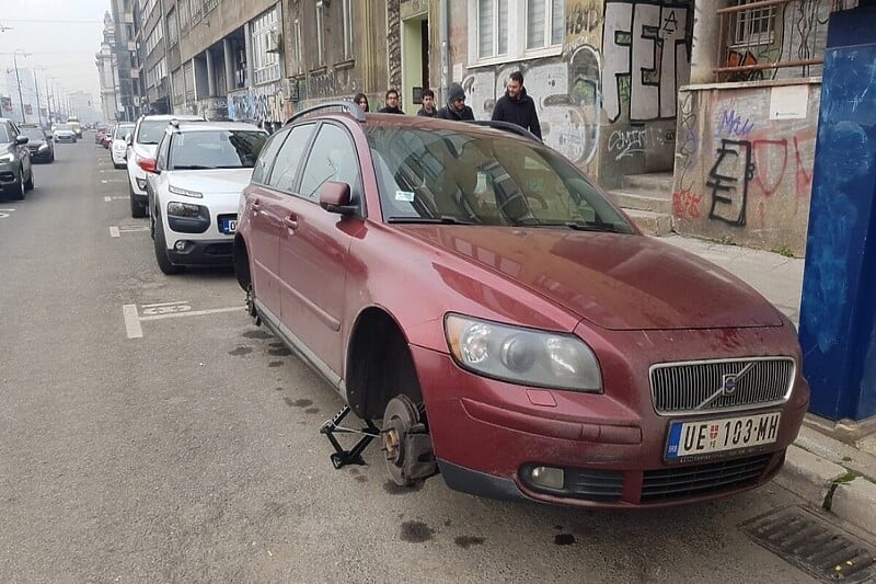 Sarajevska policija privela osobu koja je probušila gume na automobilima sa srbijanskim tablicama